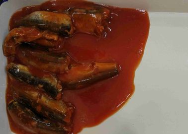 مواد غذایی کنسرو ماهی سرخ شده در سس گوجه فرنگی در قلع