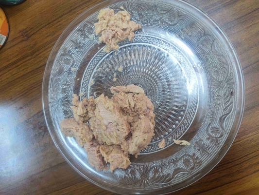 گوشت ماهی تنباکو با روغن آب شده یک غذای خوشمزه و مغذی برای آشپزخانه