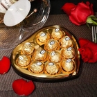 T12 جعبه کادویی شکلات مهره ای شکلات با کاغذ طلایی بسته بندی شده به شکل قلب