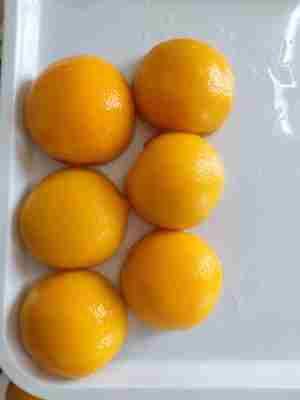 هلو زرد کنسروی لذت‌بخش برای دوستداران میوه. سرو سرد یا در دمای اتاق