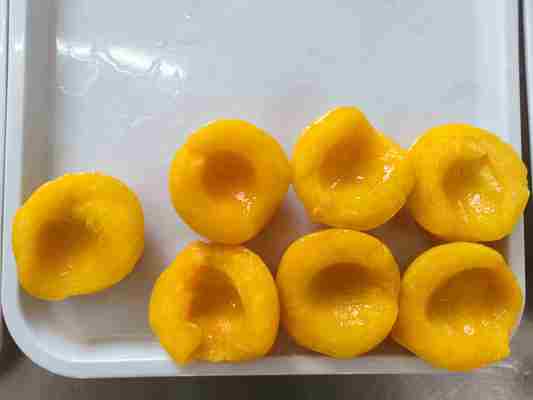 فصل ژوئیه-آگوست هلو زرد در قوطی برای فصل ژوئن-آگوست