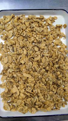 تکه های قارچ کنسرو شده تازه برداشت شده و ساقه ها با نمک طبیعی